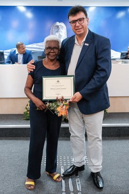 Sra Maria de Lourdes Conceição é homenageada pelo Ver. Kleber Silva.