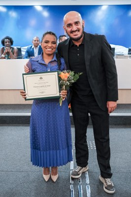 Ver. Tiago Braz entrega diploma à Dra Vanessa Leopoldo de Souza, homenageada pelo Ver. Lucas Arruda.