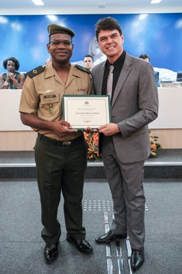 Subtenente Denis Marins de Paula é homenageado pelo Ver. Ricardo Sabino.