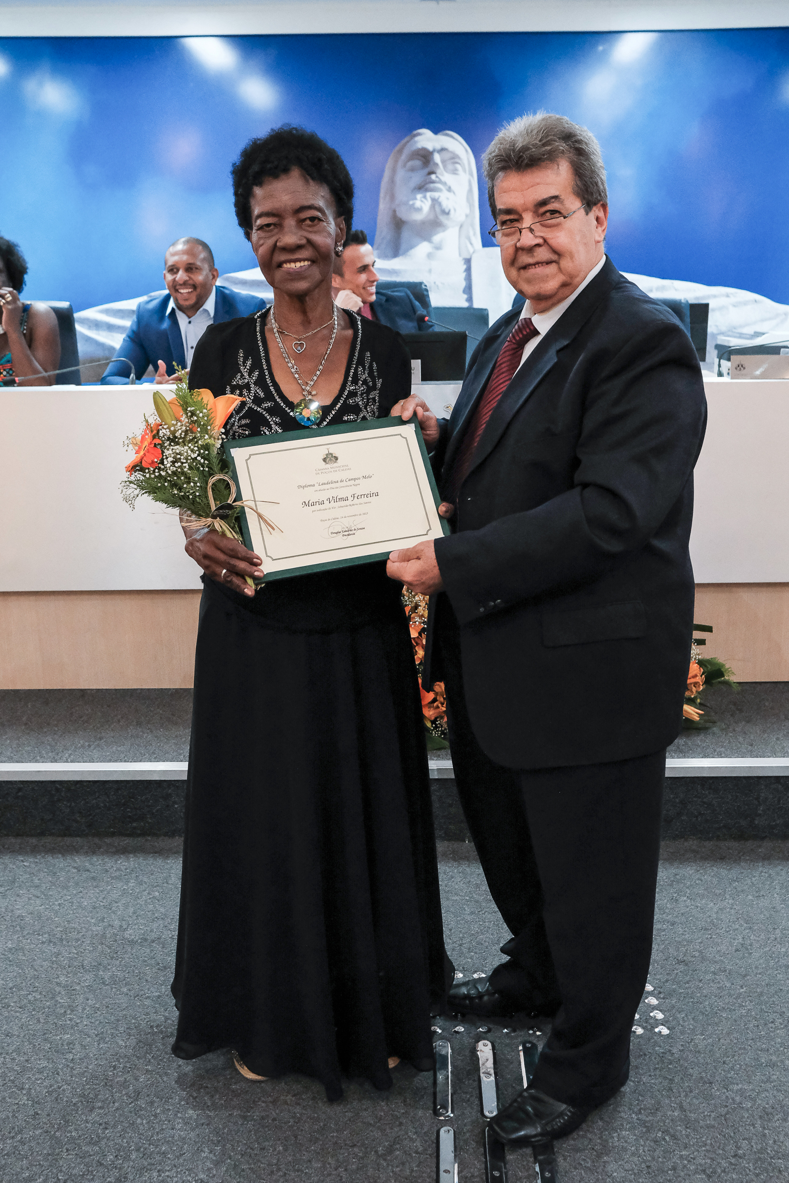 Sra Maria Vilma Ferreira é homenageada pelo Ver. Roberto dos Santos.