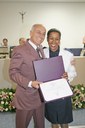 Vereador Marcus Togni e sua homenageada GM Darcy Aparecida Gouvea