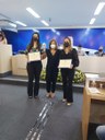 Ver. Luzia Teixeira Martins entrega diplomas  às enfermeiras, Ana Carla Procópio(Hospital Poços de Caldas) e Ana Paula Franco(Hospital Margarita Morales)(à dir.)