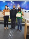 Ver. Sebastião Roberto dos Santos entrega diplomas às responsáveis pela higienização, Maria do Carmo Vieira Silveira(Hospital Santa Casa) e Elinésia Aparecida da Silva(Hospital Poços de Caldas)(à dir.)