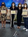 Ver. Luzia Teixeira Martins entrega diploma à psicóloga Lais Cássia Reis(Hospital Santa Lúcia)(centro), e às assistentes sociais, Maria José da Silva(Hospital Santa Casa) e Lilia Souza(Hospital Santa Lúcia)(à dir.).