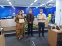 Ver. Claudiney Donizetti Marques entrega diplomas aos médicos, Dra  Juliana Graça Maranhão(Hospital Margarita Morales e de Campanha) e Dr. Mário Augusto Krugner Lopes(Infectologista).