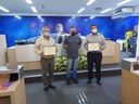 Ver. Diney Lenon de Paulo entrega diplomas aos médicos, Dr. Carlos Roberto Ambrogi Bernardes(UPA) e Dr. Ricardo Fernando Batista de Melo(à dir).