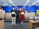 Ver. Lucas Carvalho de Arruda entrega diplomas aos enfermeiros, Fabrício Silveira(UNIMED) e Katyuce Garcia Lopes(Hospital de Campanha).