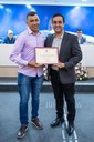 (à dir.) Ver. Marcelo Heitor da Silva homenageou o Sr. Flávio Henrique de Andrade, multiatleta, 