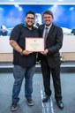 (à dir.) Ver. Flávio Togni homenageou o Sr. Bruno Santos Pereira, educador físico e um dos idealizadores do CIDEP - Centro de Desenvolvimento do Esporte Paralímpico. 