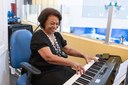 Sra Maria Inês Lobão, ao piano, acompanha o Coral Vivace.