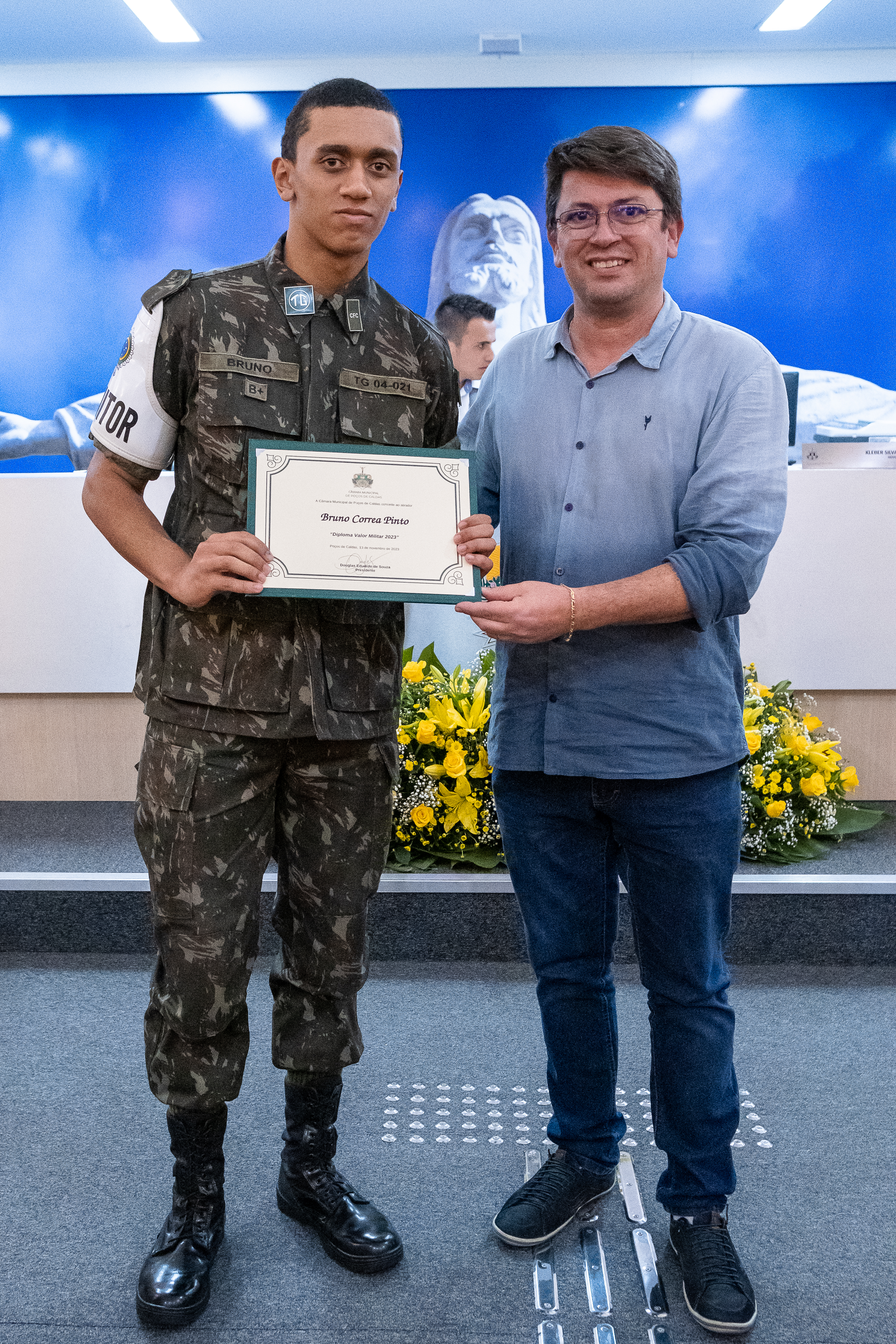 Ver. Flávio Togni entrega diploma ao atirador Bruno