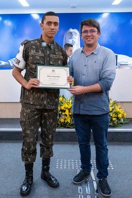 Ver. Flávio Togni entrega diploma ao atirador Bruno