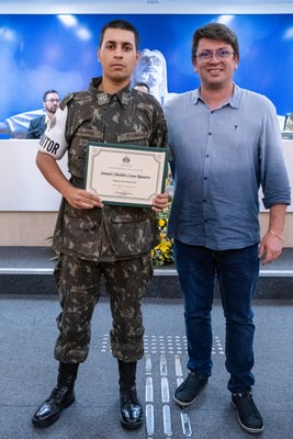 Ver. Flávio Togni entrega diploma ao Atirador Navarro