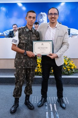 Ver. Lucas Arruda entrega diploma ao atirador Reis