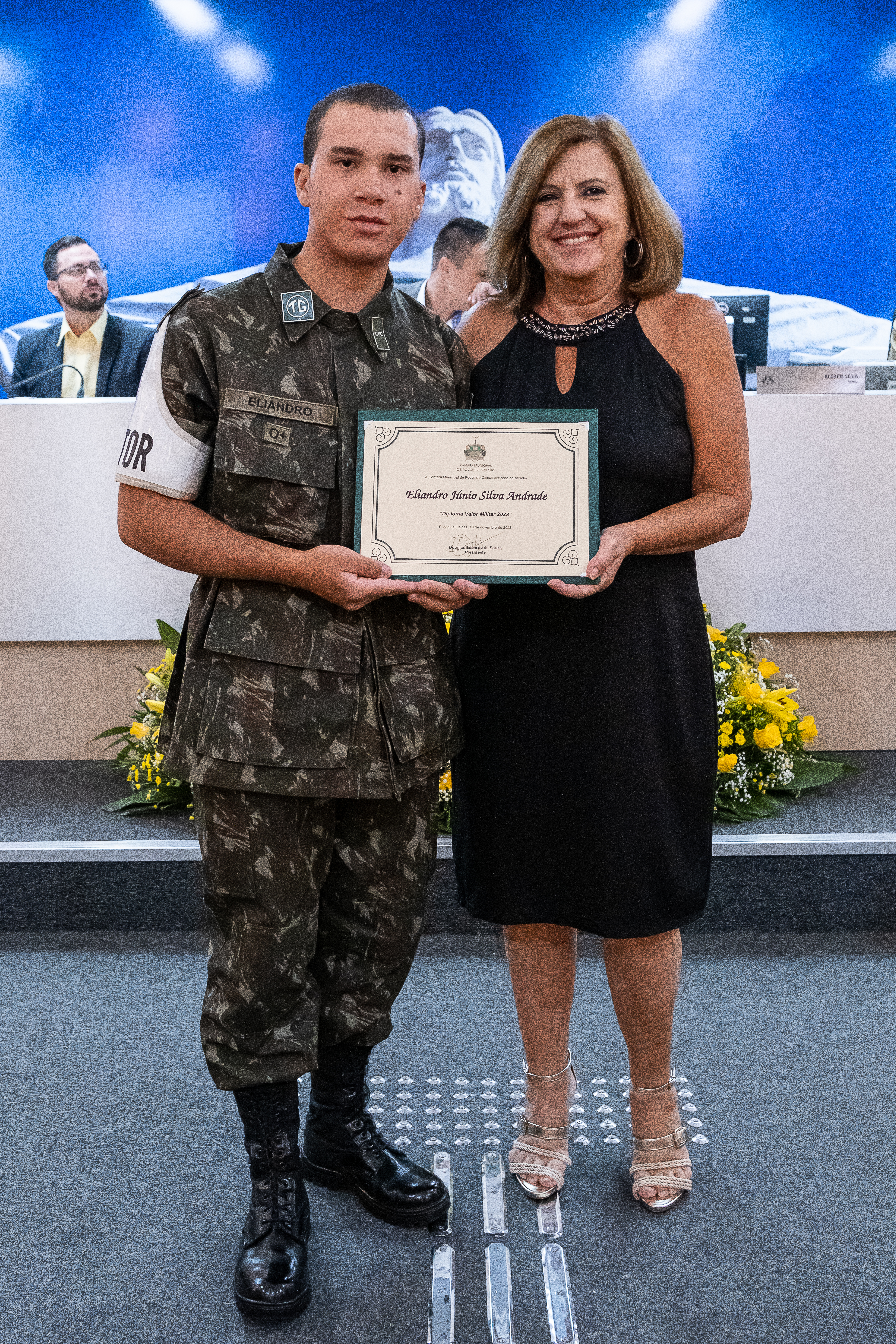 Ver. Luzia Martins entrega diploma ao atirador Eliandro