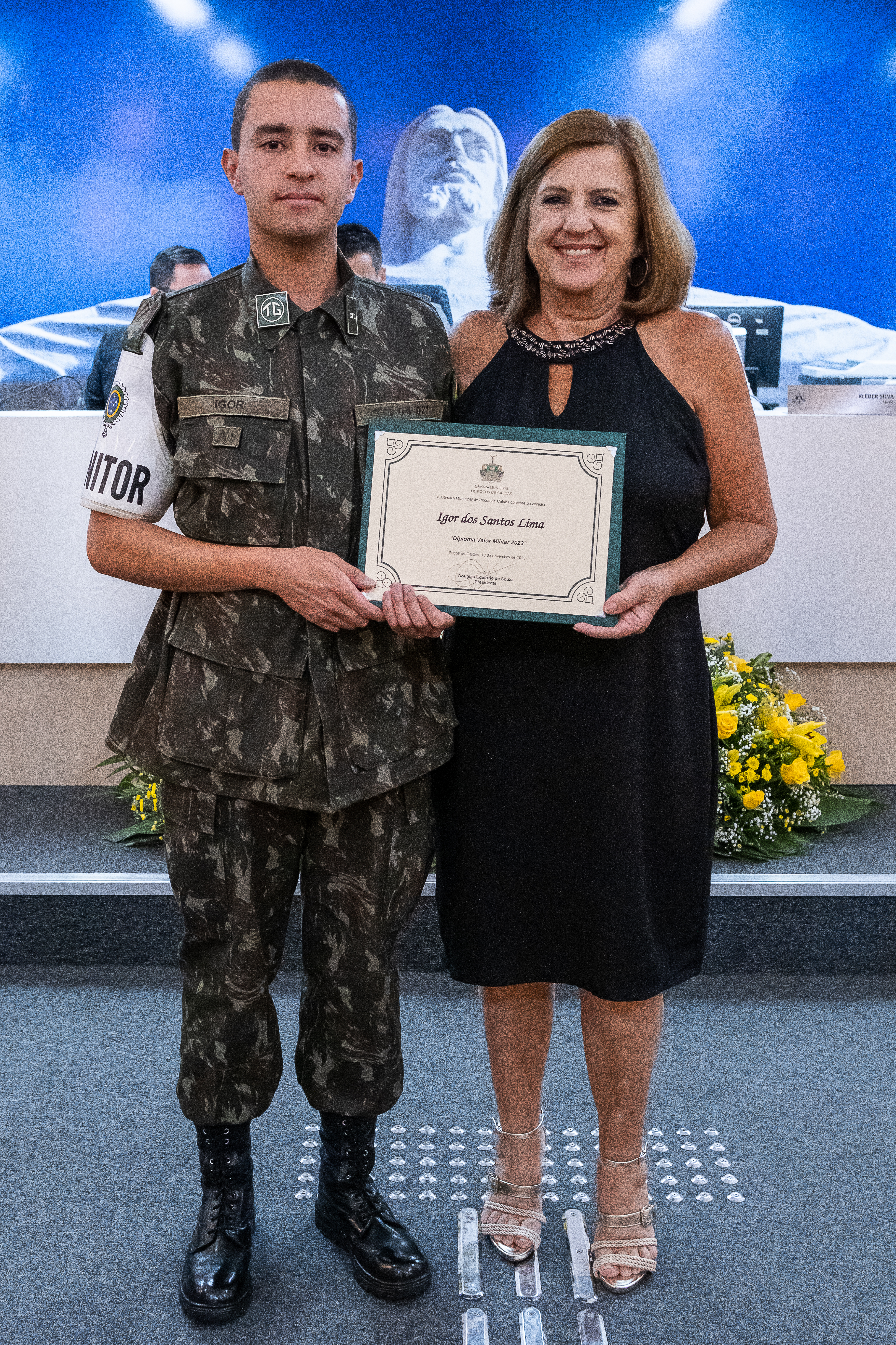 Ver. Luzia Martins entrega diploma ao atirador Igor