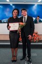 Kellen Cristina Ramos, professora, homenageada pelo Ver. Ricardo Sabino dos Santos.