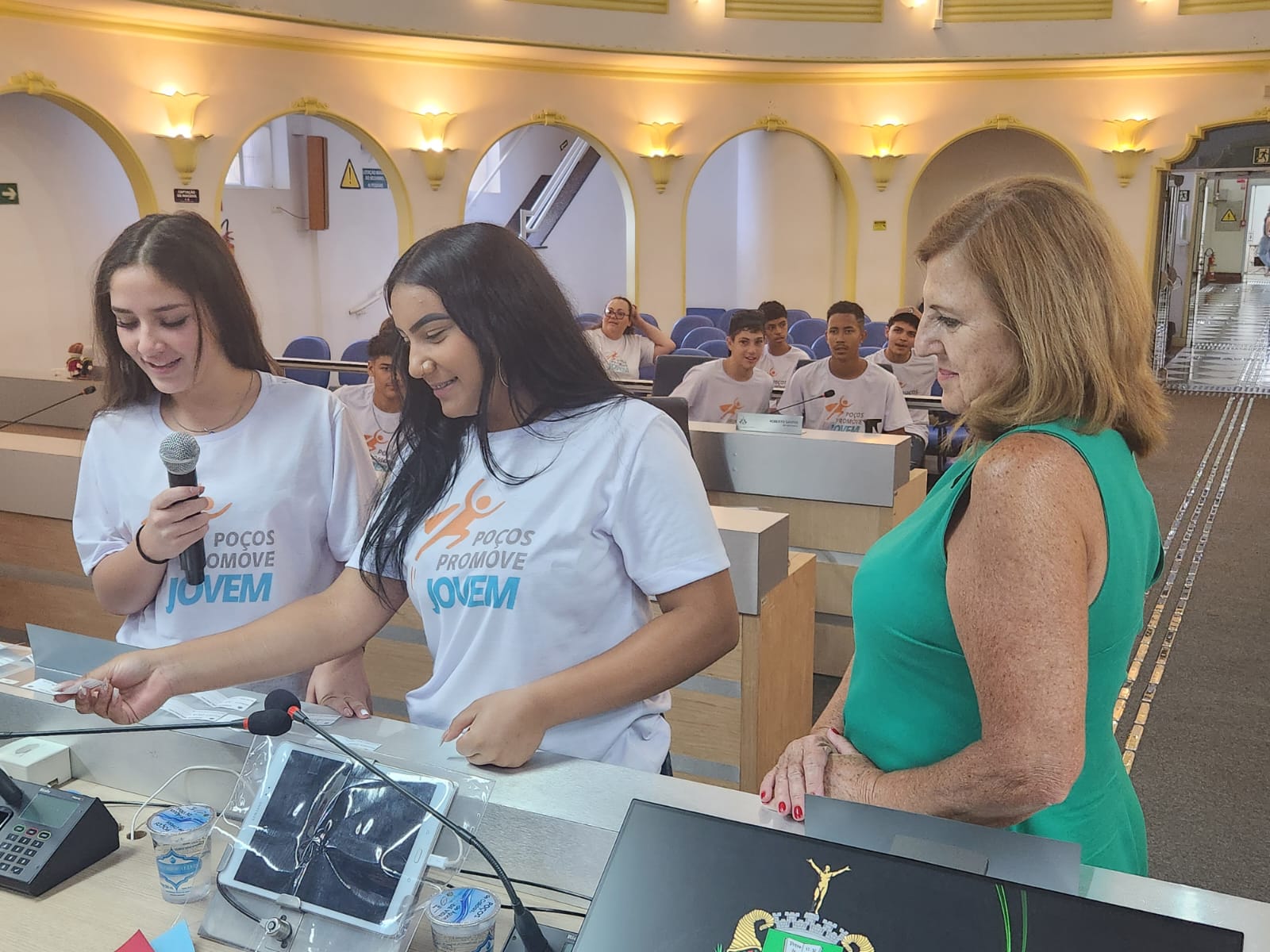 Câmara recebe alunos dos projetos Poços Promove Jovem e Poços Promove Mulher