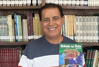 Diney Lenon homenageia professor João de Faria pelo livro “Sinfonia da Mata”