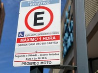 Flavinho pede correção de placas de estacionamento 