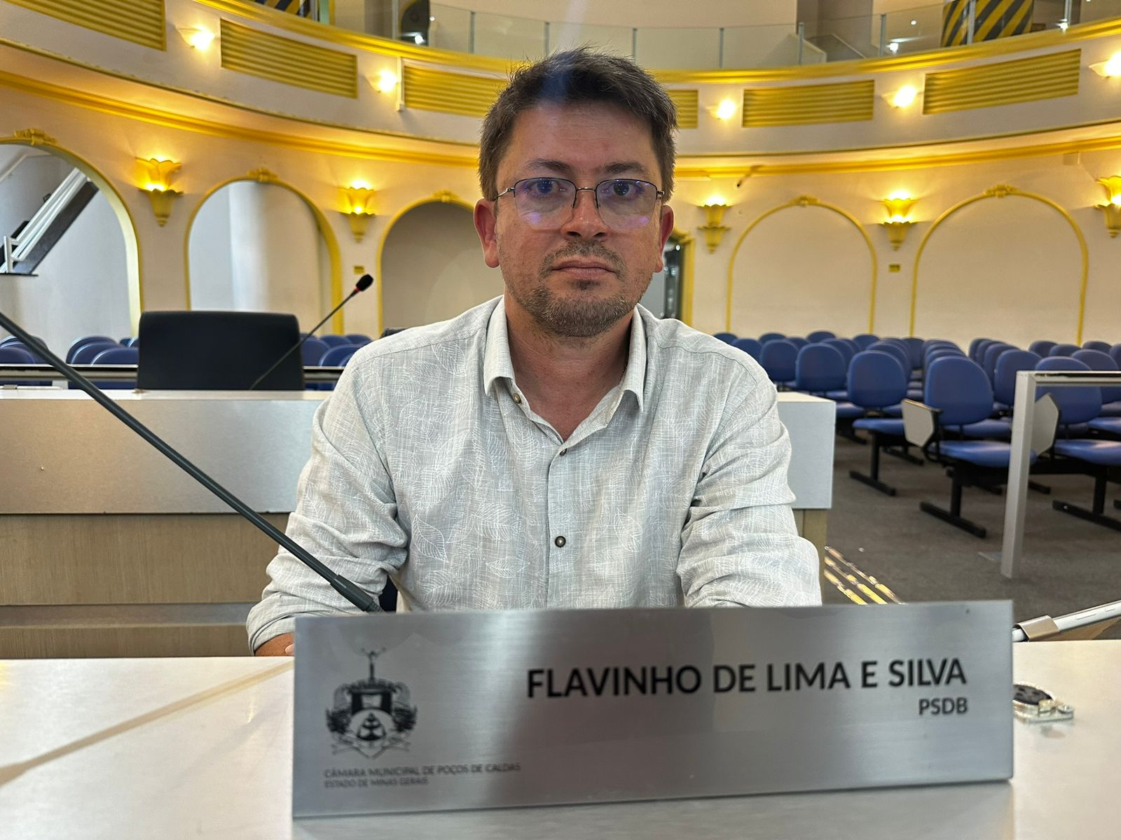 Flavinho questiona cumprimento da lei que trata da divulgação dos cardápios das escolas