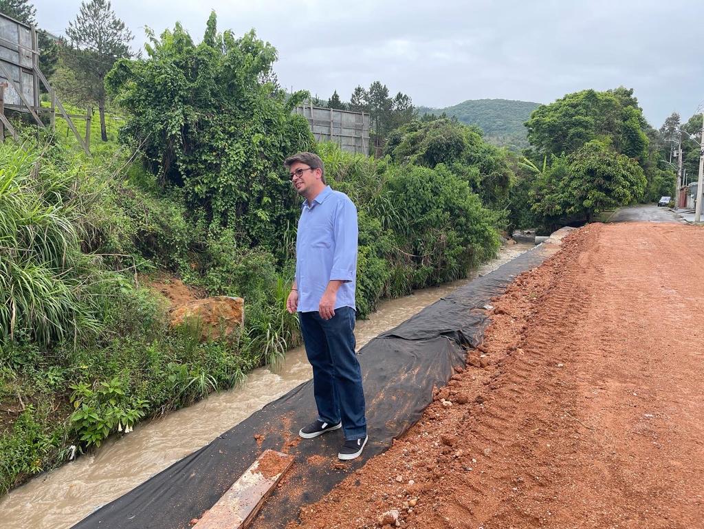 Flavinho visita zona leste e confere andamento de obra na avenida Claudina Bandina de Morais