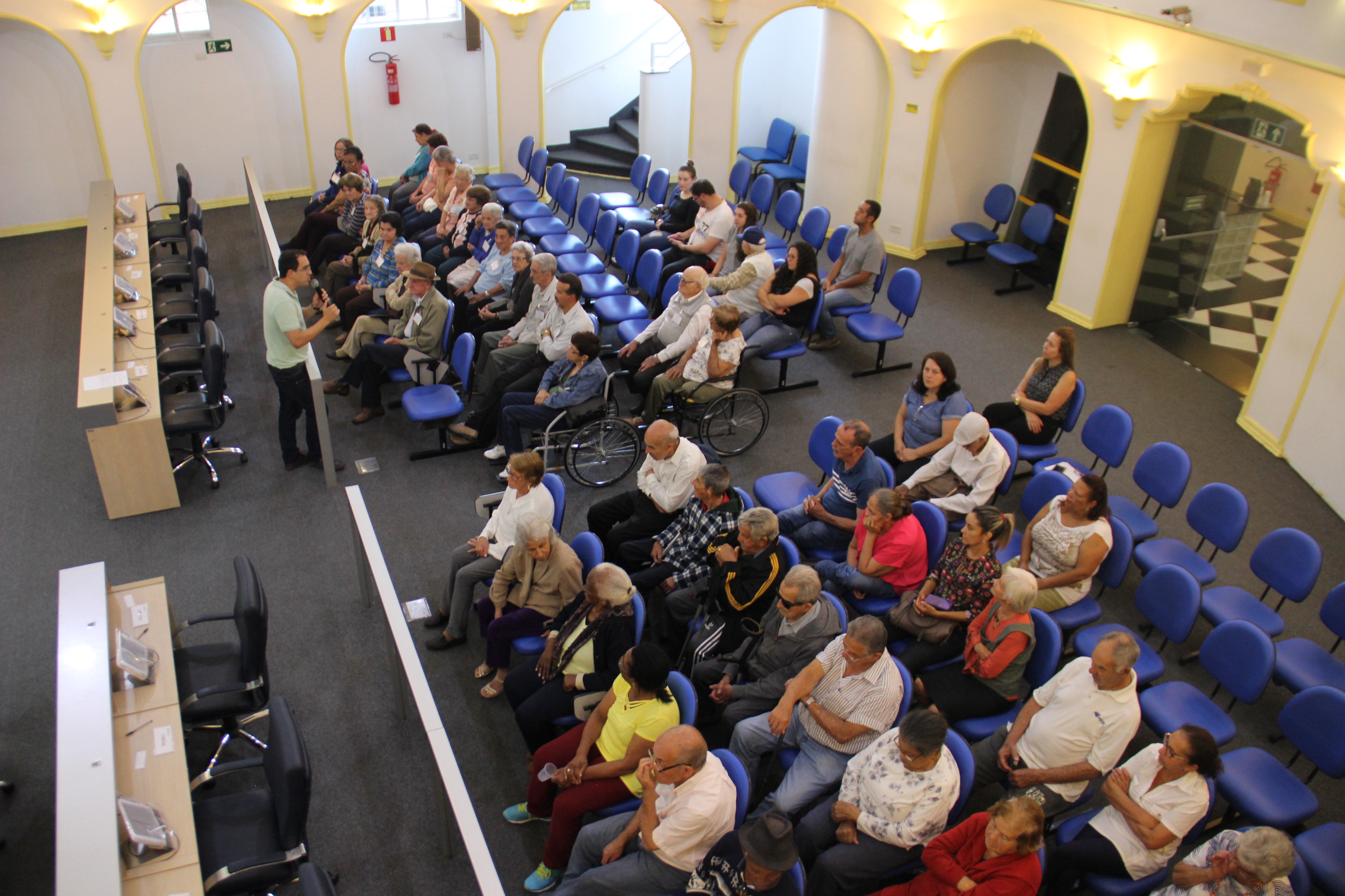 Idosos atendidos pelo CIADI participam do Câmara em Visita