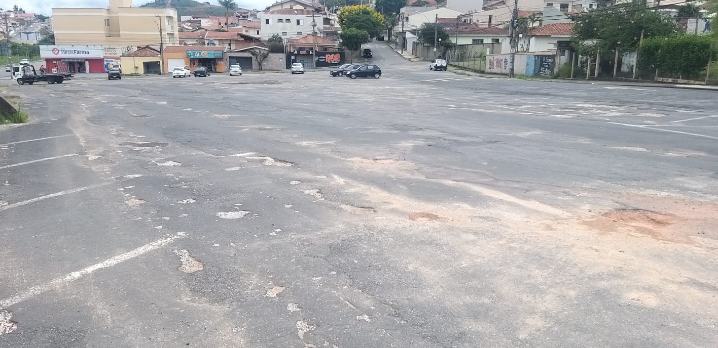 Kleber Silva pede melhorias em frente à Escola Municipal Edir Frayha